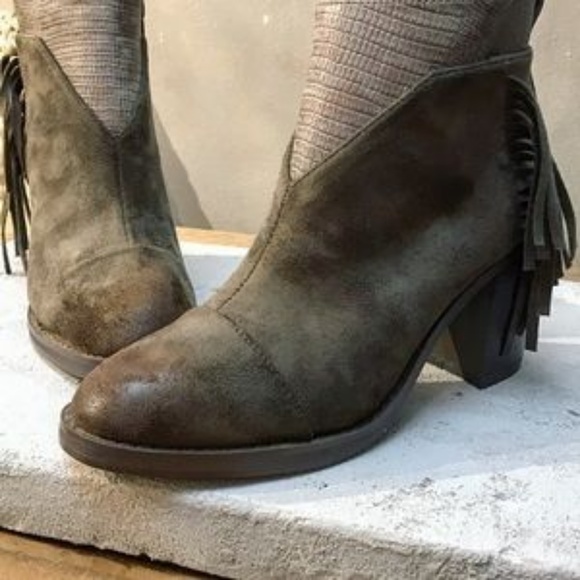 Anthropologie Shoes - Anthropologie Vanessa Wu fringed metallic booties